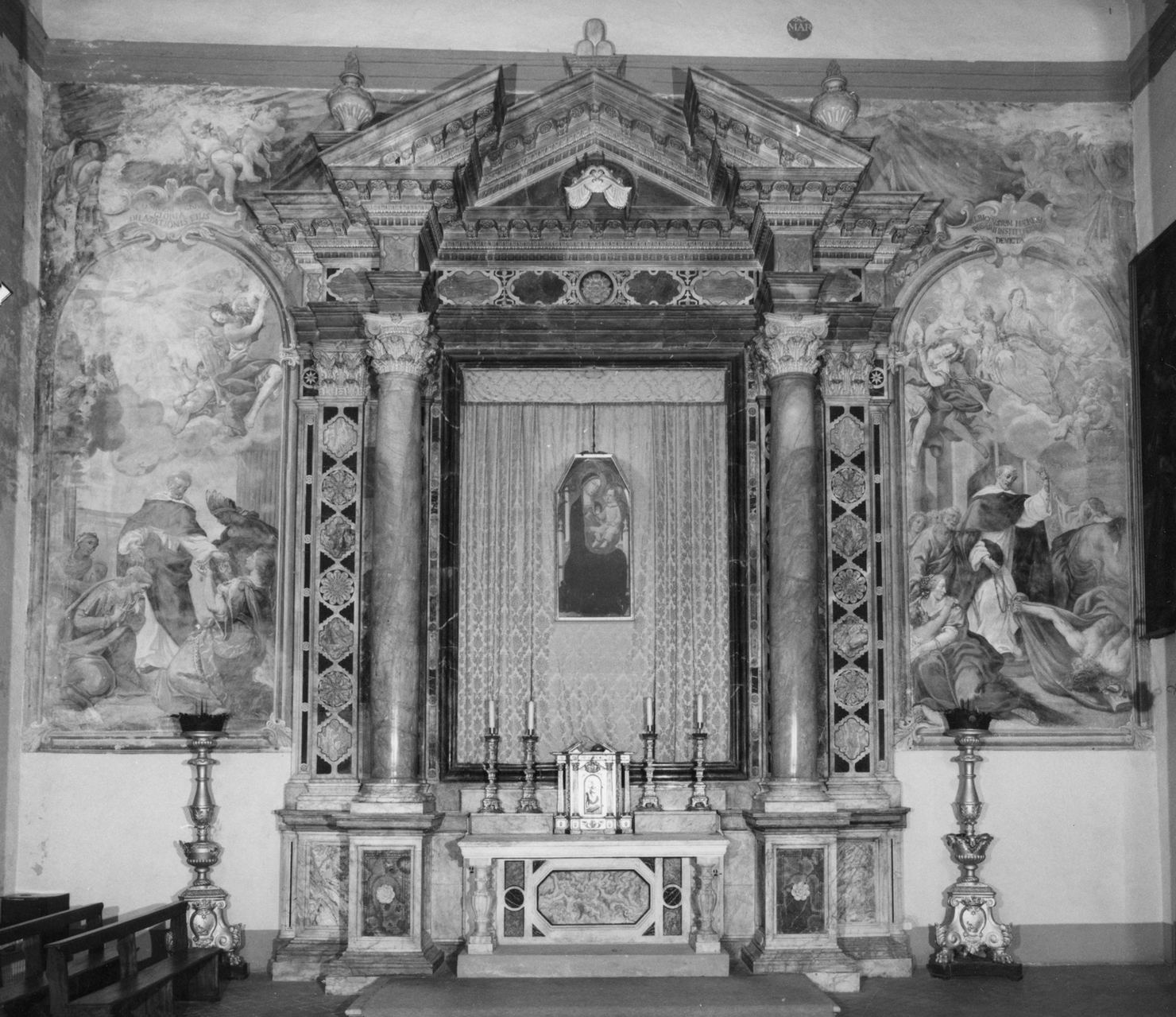 motivi decorativi geometrici e vegetali stilizzati (altare) - bottega senese (secc. XVI/ XVII)
