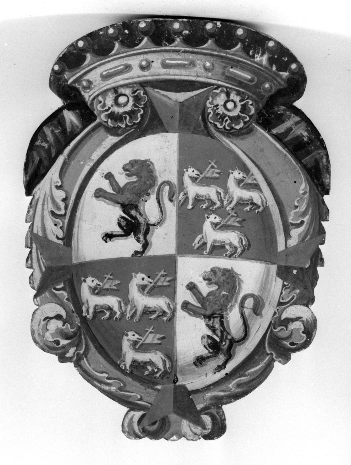 stemma gentilizio della famiglia Grottanelli De Santi (dipinto, elemento d'insieme) - ambito senese (secc. XIX/ XX)