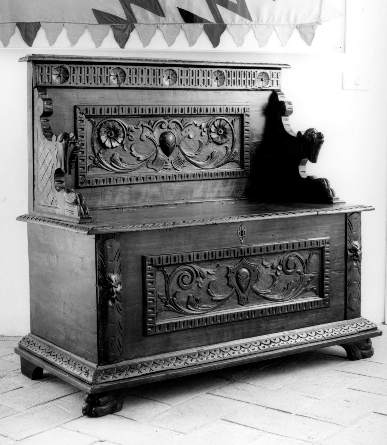 cassapanca - bottega senese (secc. XIX/ XX)