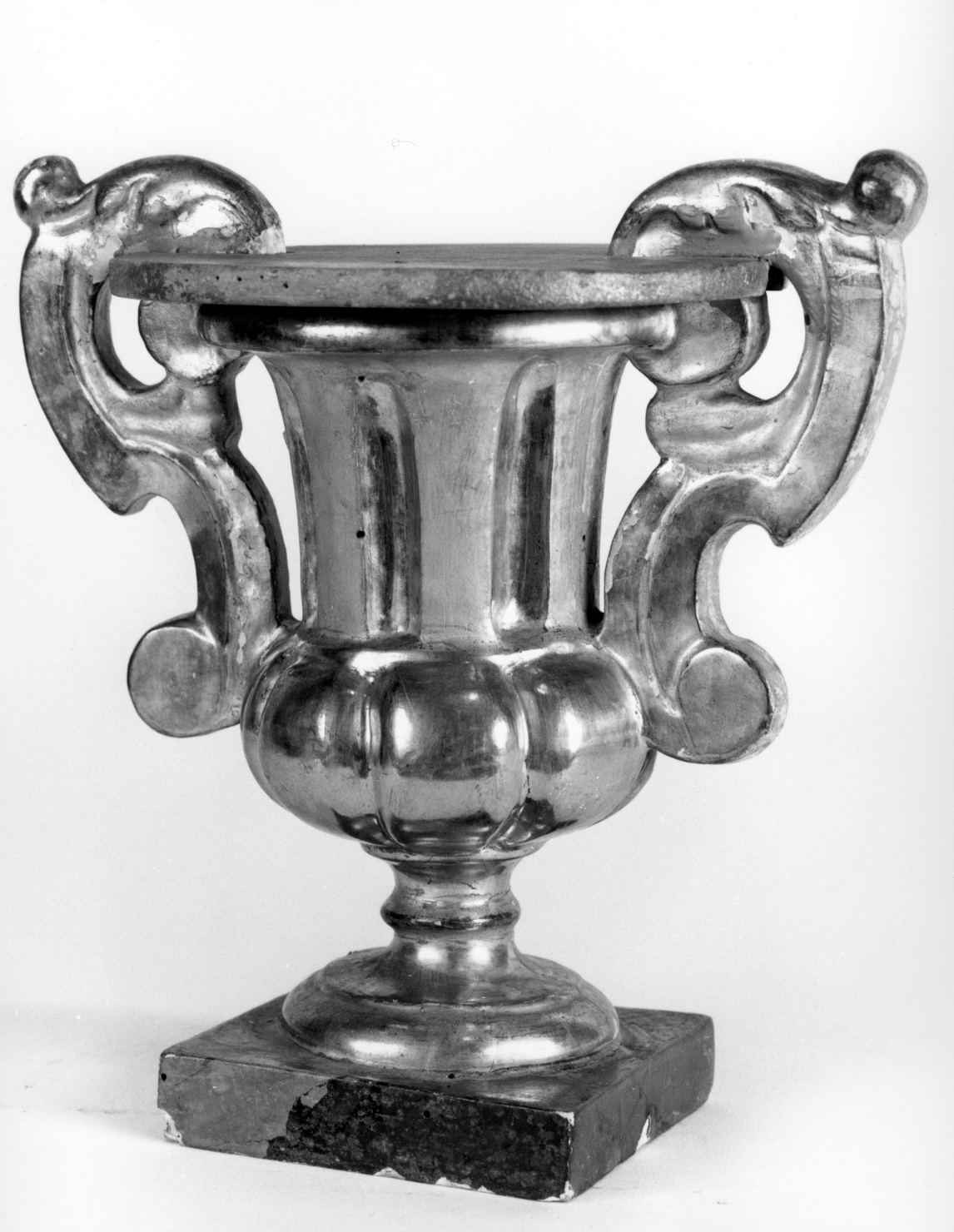 vaso d'altare con composizione floreale, serie - bottega toscana (secc. XVIII/ XIX)