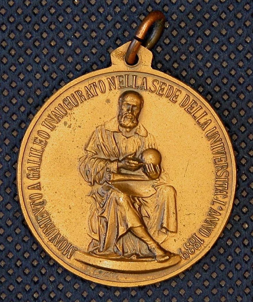 Diritto: Rappresentazione della statua di Galileo Galilei, in giro iscrizione; Rovescio: Cherubino dell'Università di Pisa neI mezzo, sul bordo iscrizione con Croce Pisana (medaglia, opera isolata) di Cenni G (sec. XX)