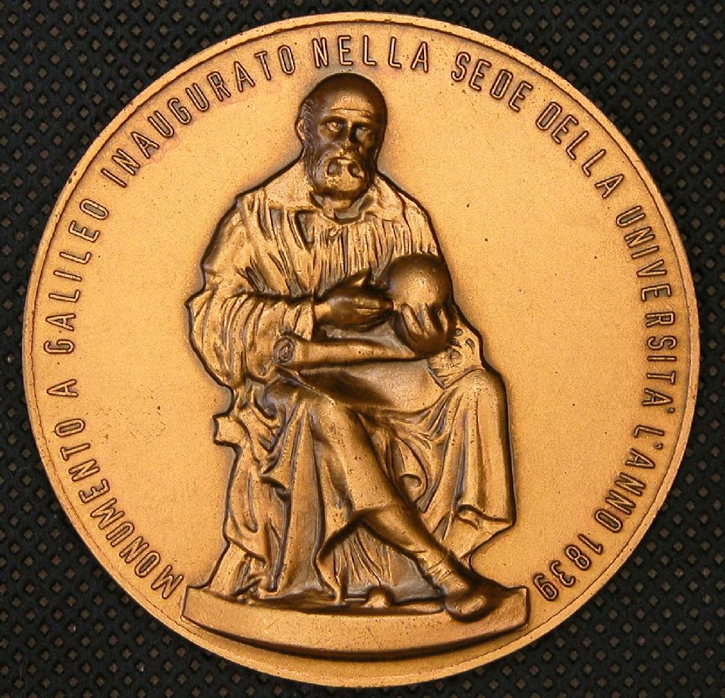 Diritto: Rappresentazione della statua di Galileo Galilei, in giro iscrizione; Rovescio: Cherubino dell'Università di Pisa neI mezzo, sul bordo iscrizione (medaglia) - ambito italiano (sec. XX)