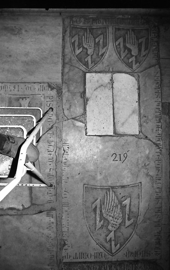 lapide tombale, opera isolata - bottega toscana (sec. XIV)
