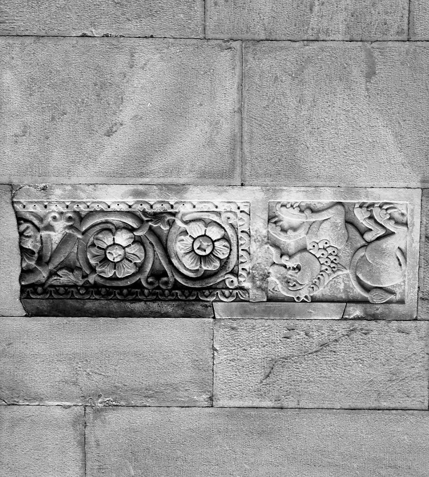 leone e motivo decorativo floreale (architrave, frammento) - ambito pisano (prima metà sec. XII)