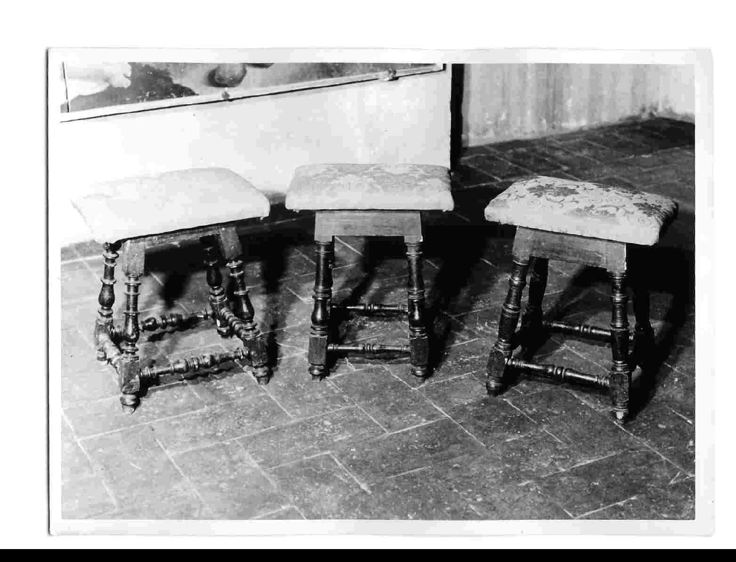 sgabello, coppia - bottega Italia centrale (sec. XIX)