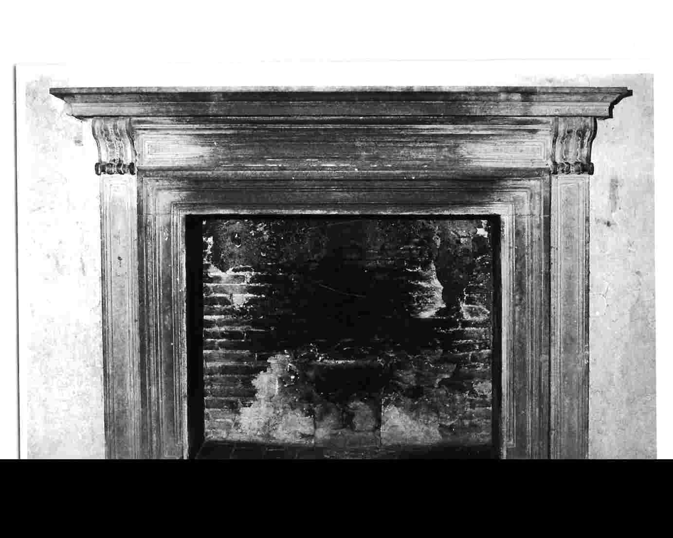 mostra di camino, opera isolata - bottega Italia centrale (sec. XVI)