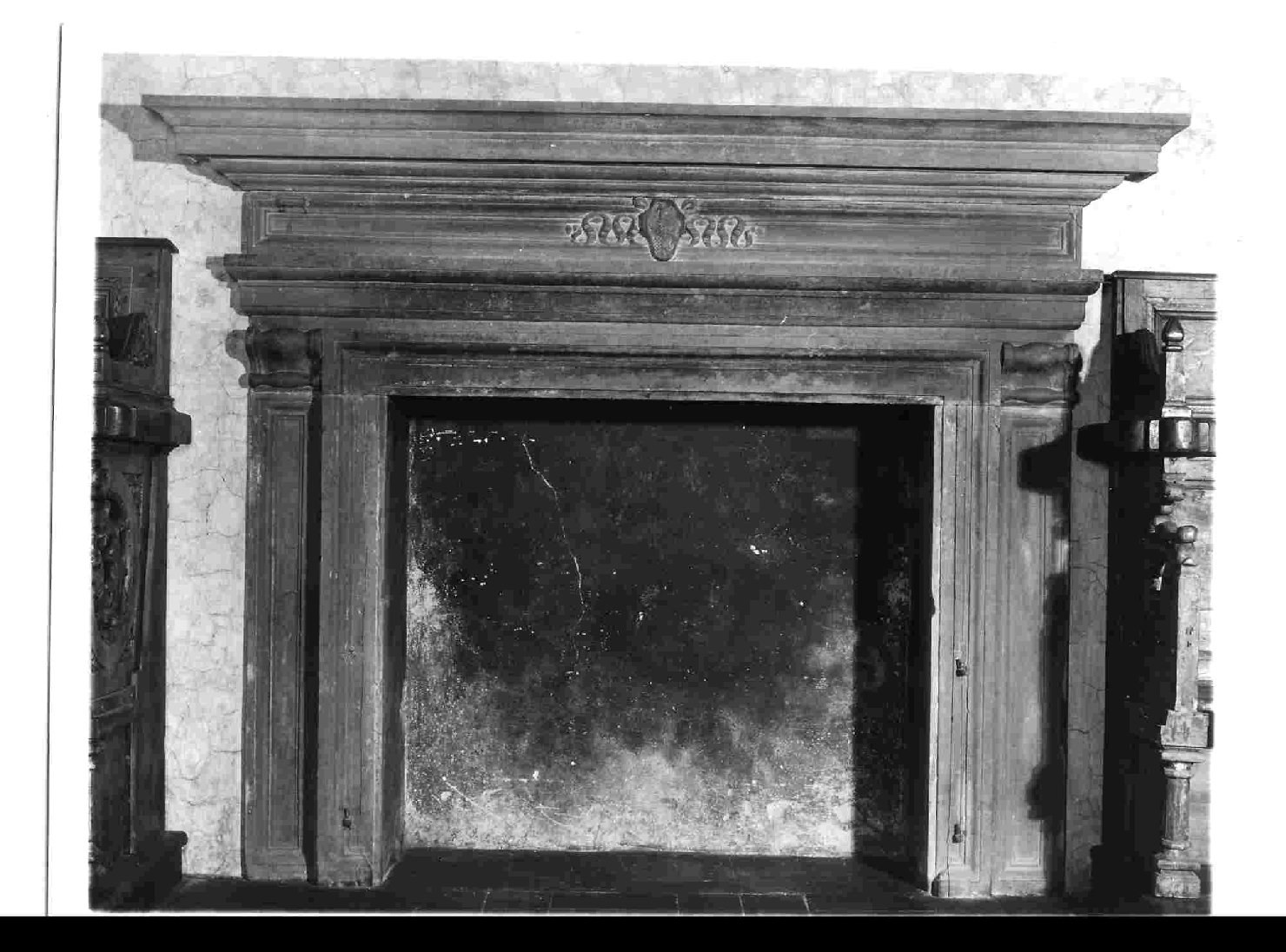 camino, opera isolata - bottega Italia centrale (sec. XVI)