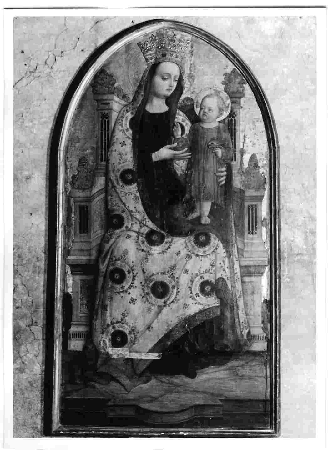 Madonna con Bambino in trono (dipinto, opera isolata) di Vivarini Antonio (attribuito) (metà sec. XV)