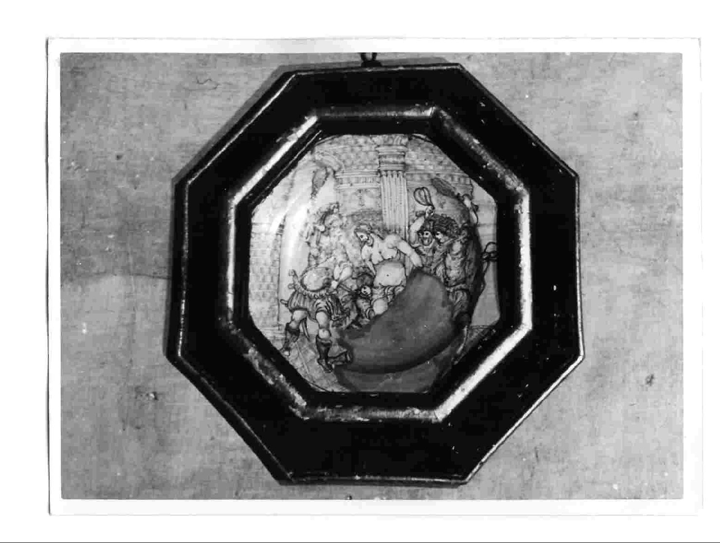 flagellazione di Cristo (piatto, elemento d'insieme) - bottega urbinate (sec. XVII)