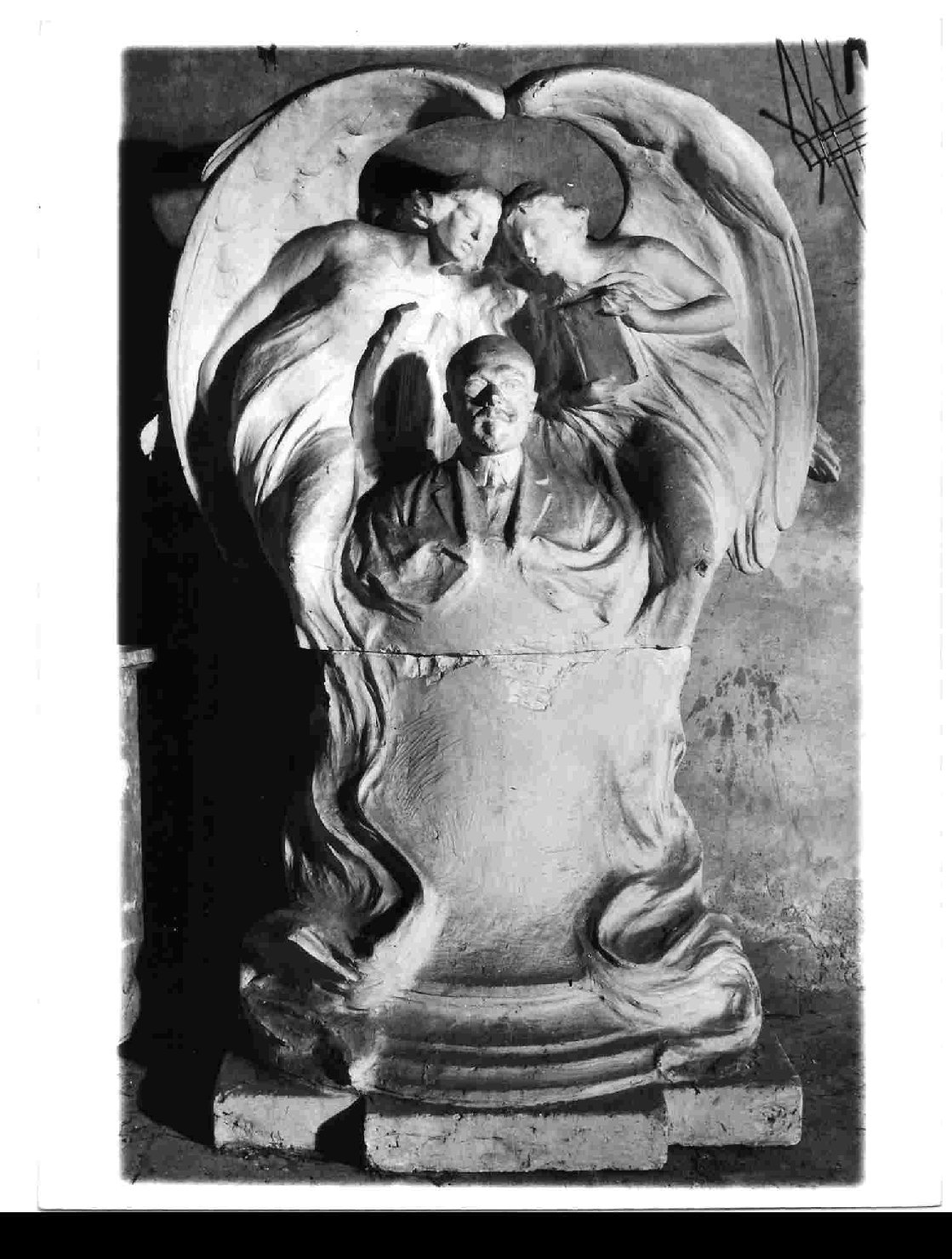 Professor Cerboni e due angeli (scultura, opera isolata) di Palazzi Elmo (sec. XX)