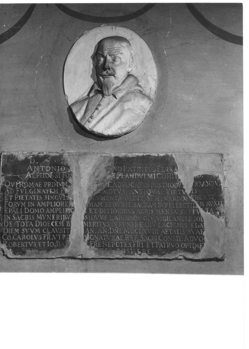 lapide, elemento d'insieme - bottega Italia centrale (sec. XVII)