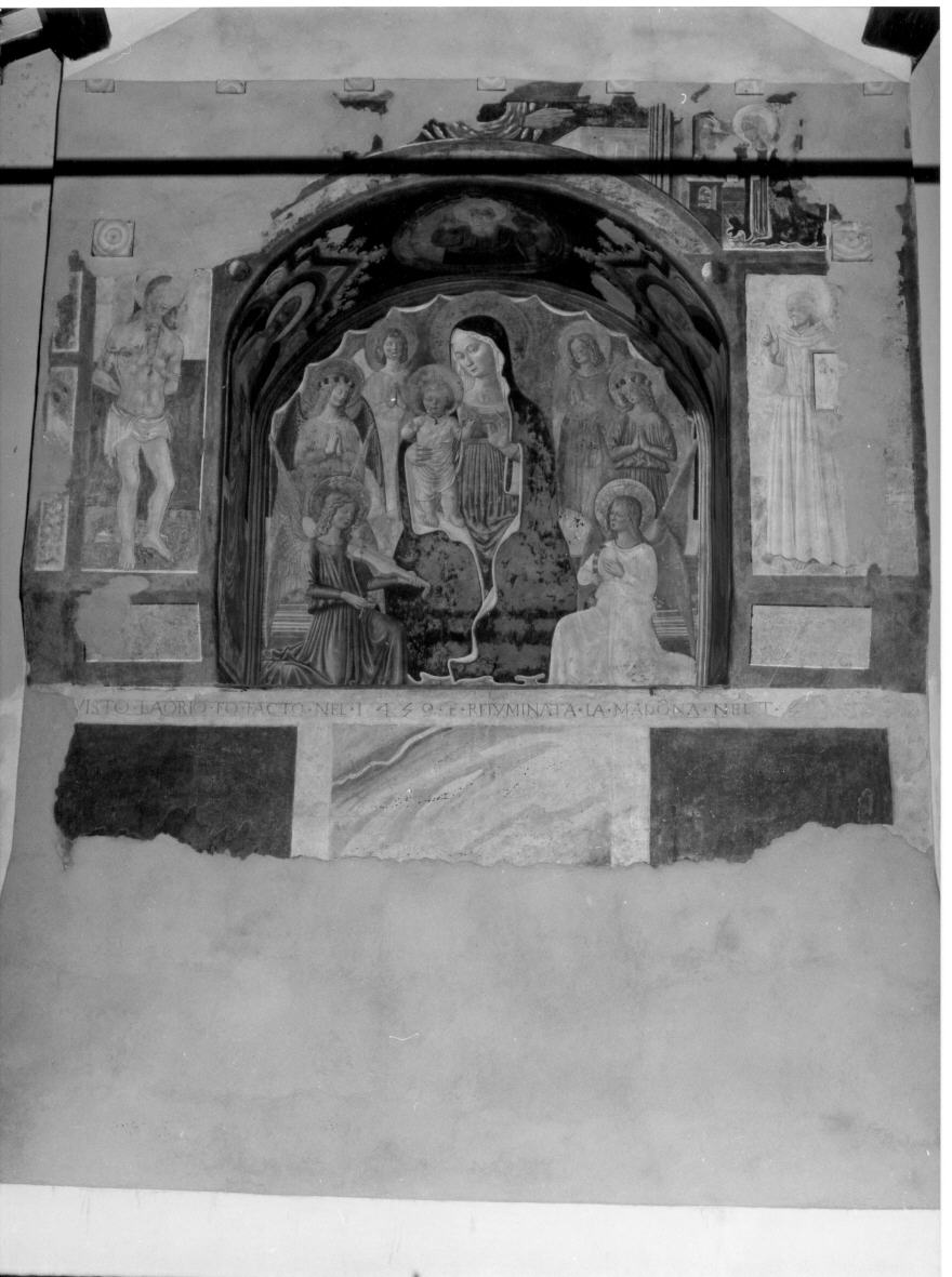 Madonna con Bambino e Angeli, Sant'Antonio Abate, San Giacomo, San Bernardino, San Sebastiano (dipinto) di Caporali Bartolomeo (sec. XV)