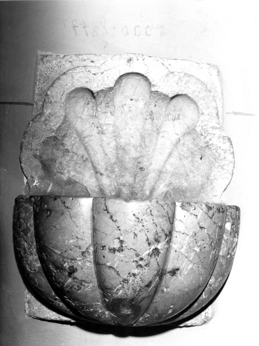 acquasantiera da parete, coppia - bottega umbra (sec. XVII)