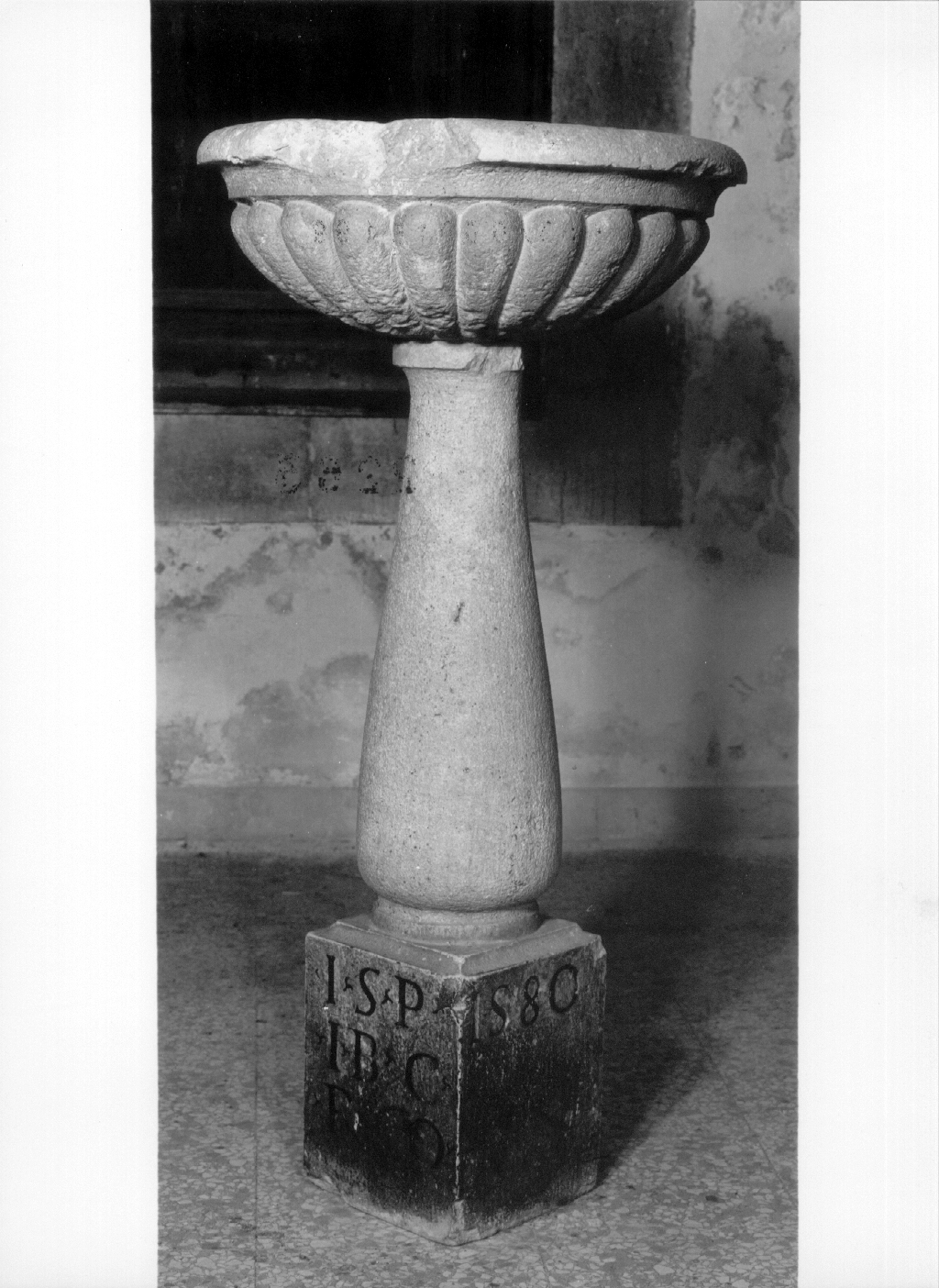 acquasantiera, opera isolata - bottega umbra (sec. XVI)