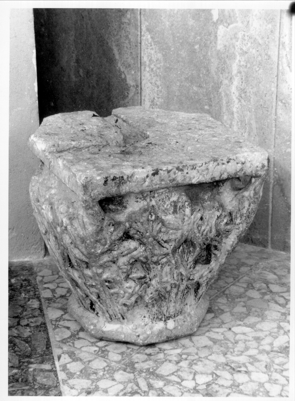 capitello, opera isolata - bottega umbra (secc. XIII/ XIV)