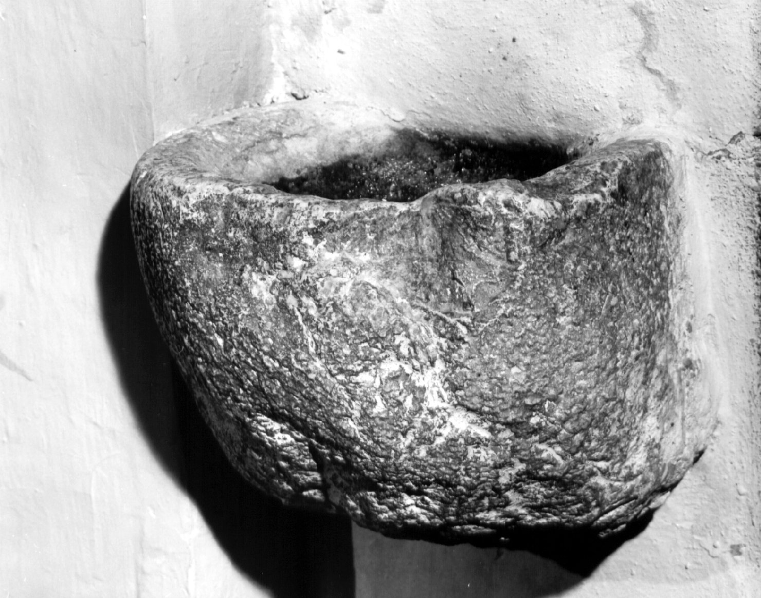 acquasantiera da parete, opera isolata - bottega umbra (sec. XIV)