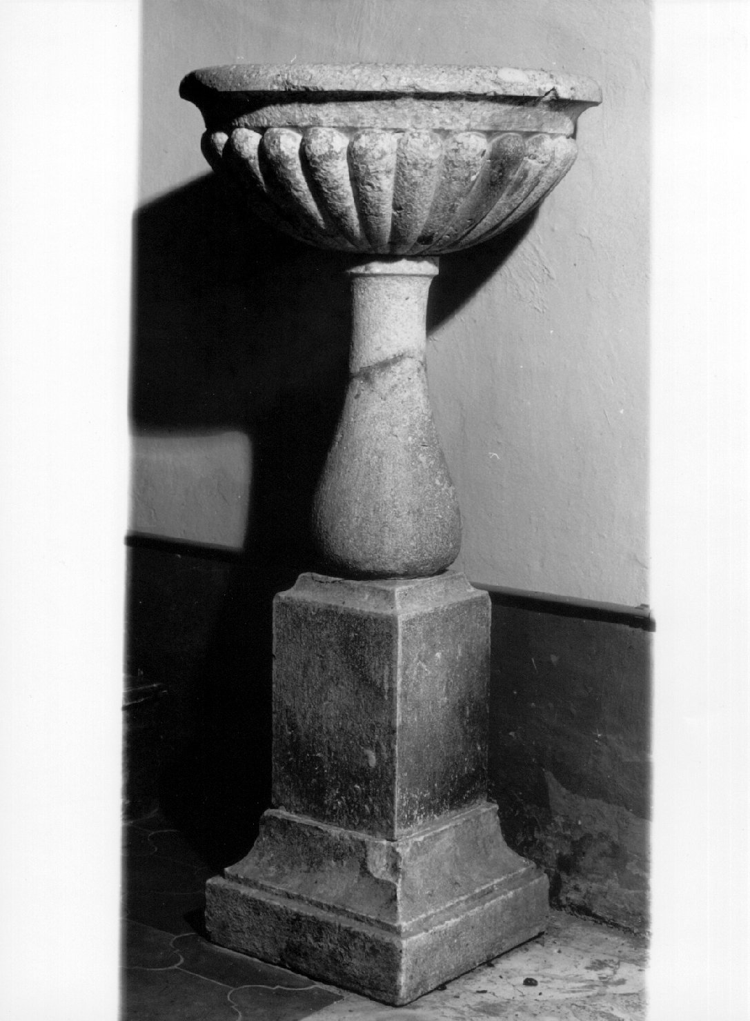 acquasantiera, opera isolata - bottega umbra (prima metà sec. XVI)