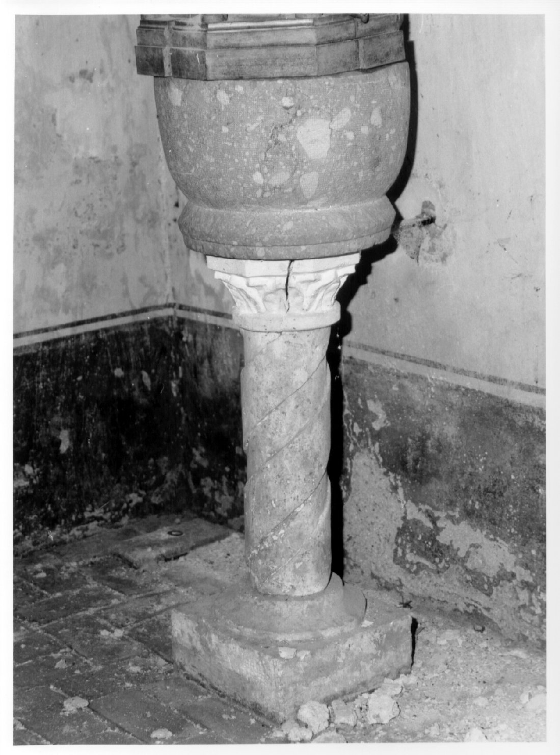 fonte battesimale, insieme - bottega umbra (sec. XIV)