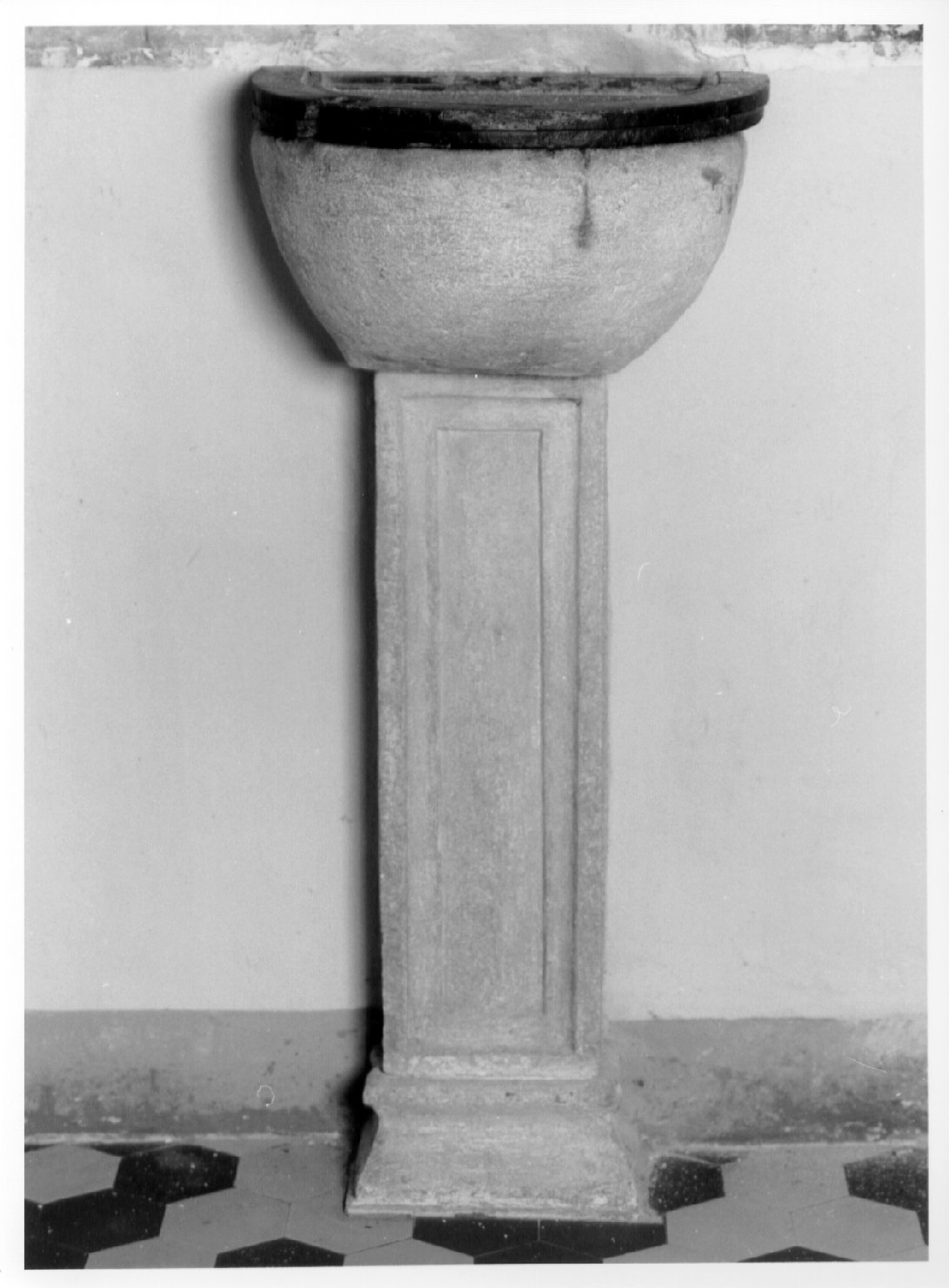 conca del fonte battesimale, opera isolata - bottega umbra (seconda metà sec. XVI)