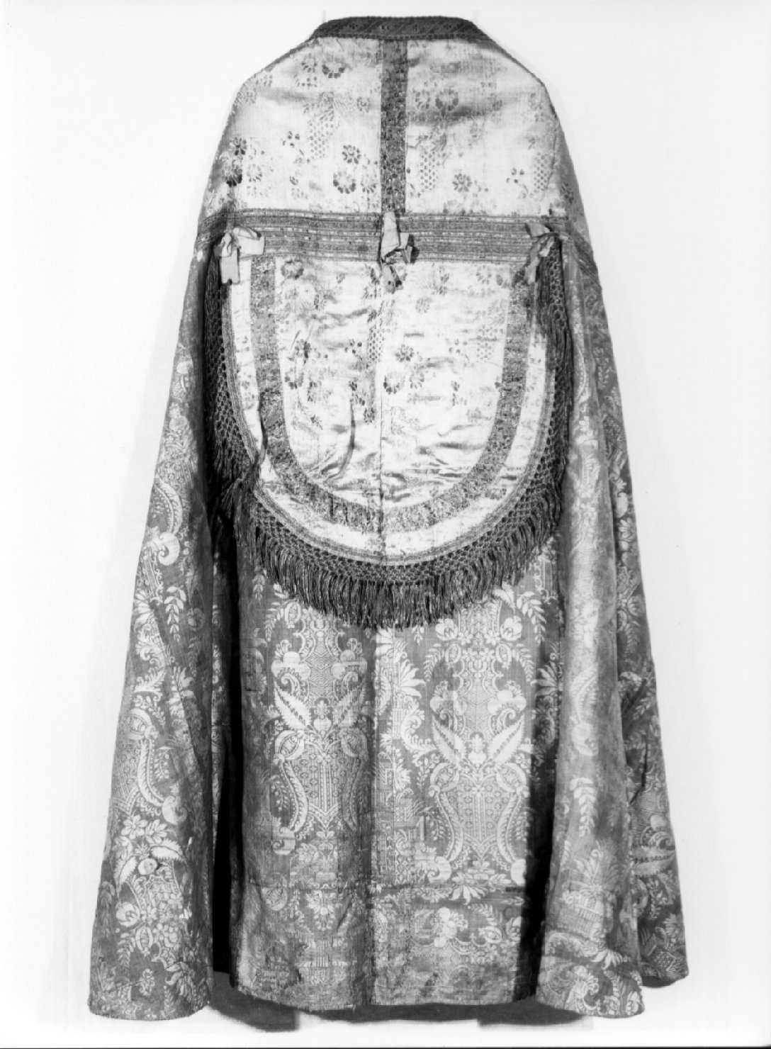 piviale, elemento d'insieme - manifattura italiana, manifattura francese (prima metà sec. XVIII)