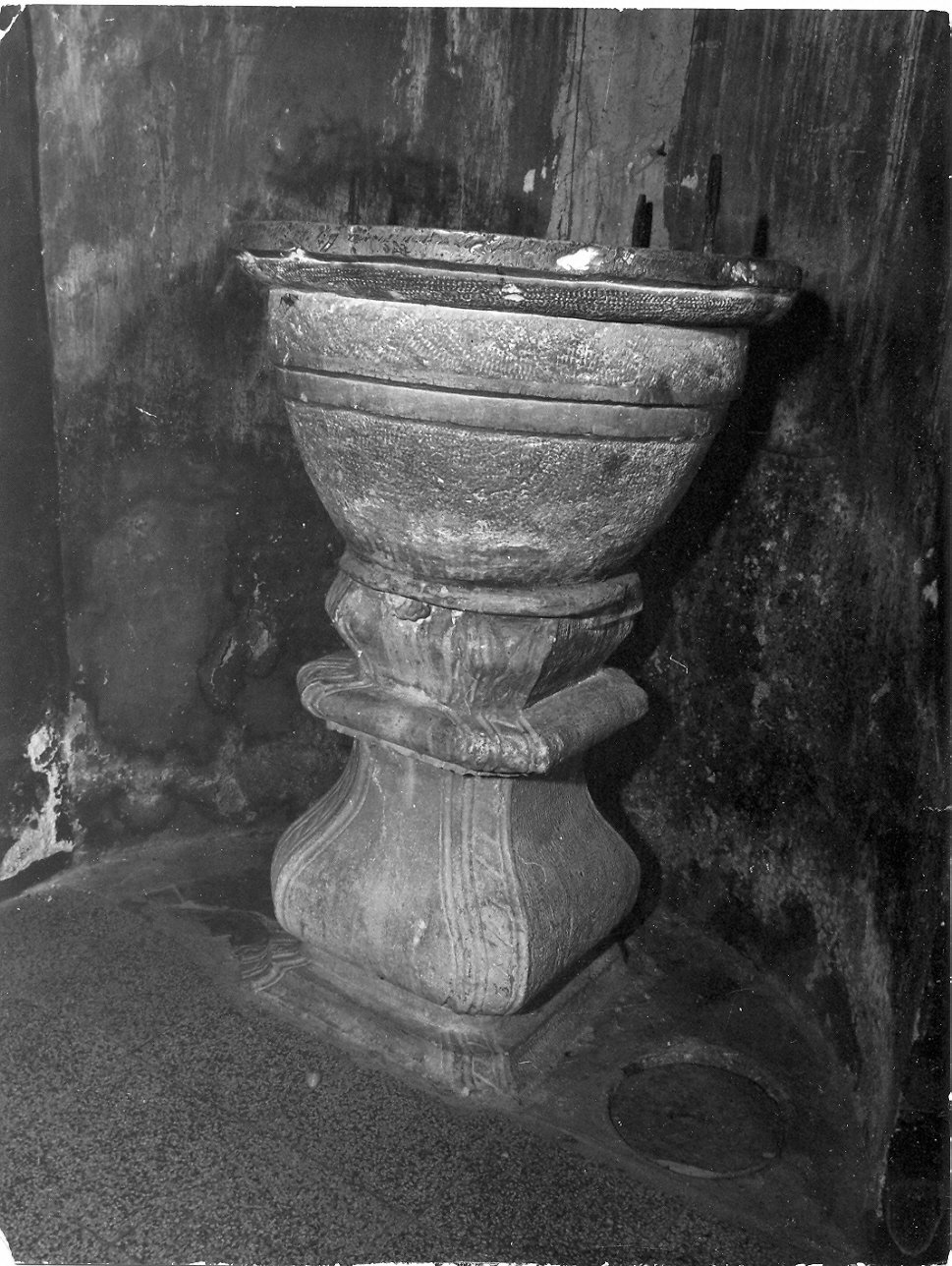 acquasantiera - a fusto, opera isolata - bottega umbra (sec. XVI)