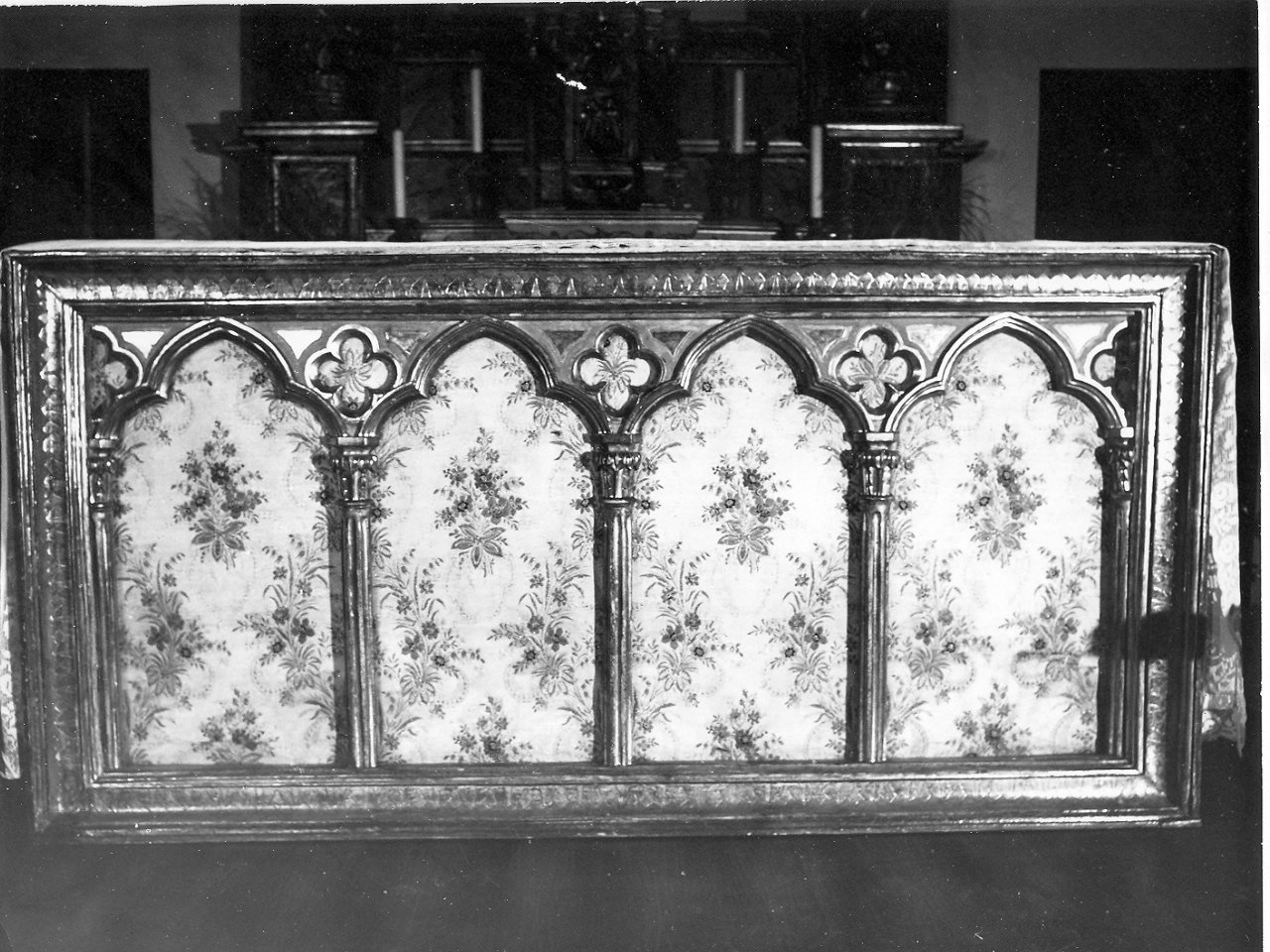 paliotto, elemento d'insieme - bottega umbra (sec. XIX)