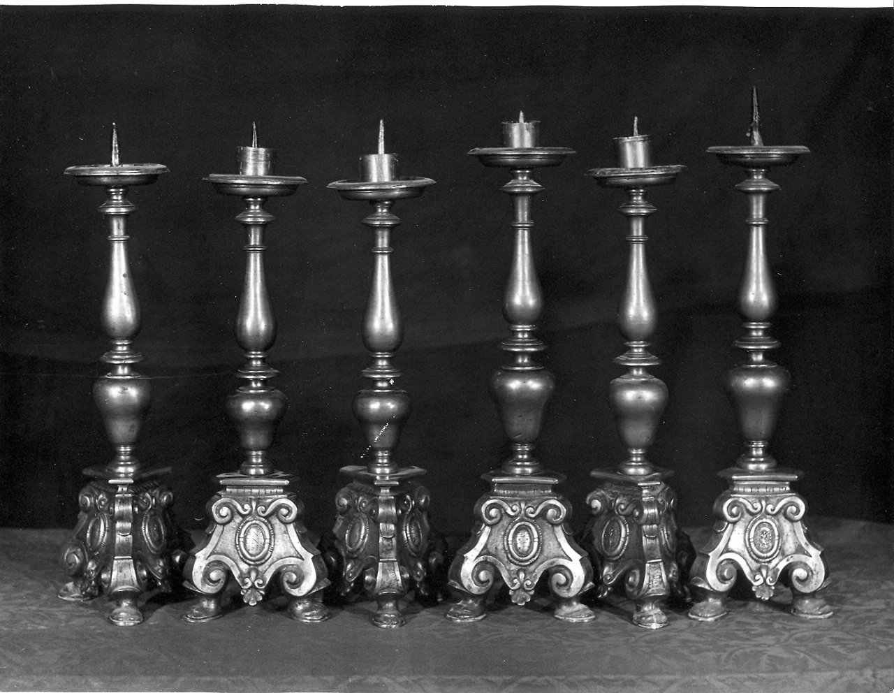 candeliere d'altare, serie - bottega Italia centrale (sec. XVII)