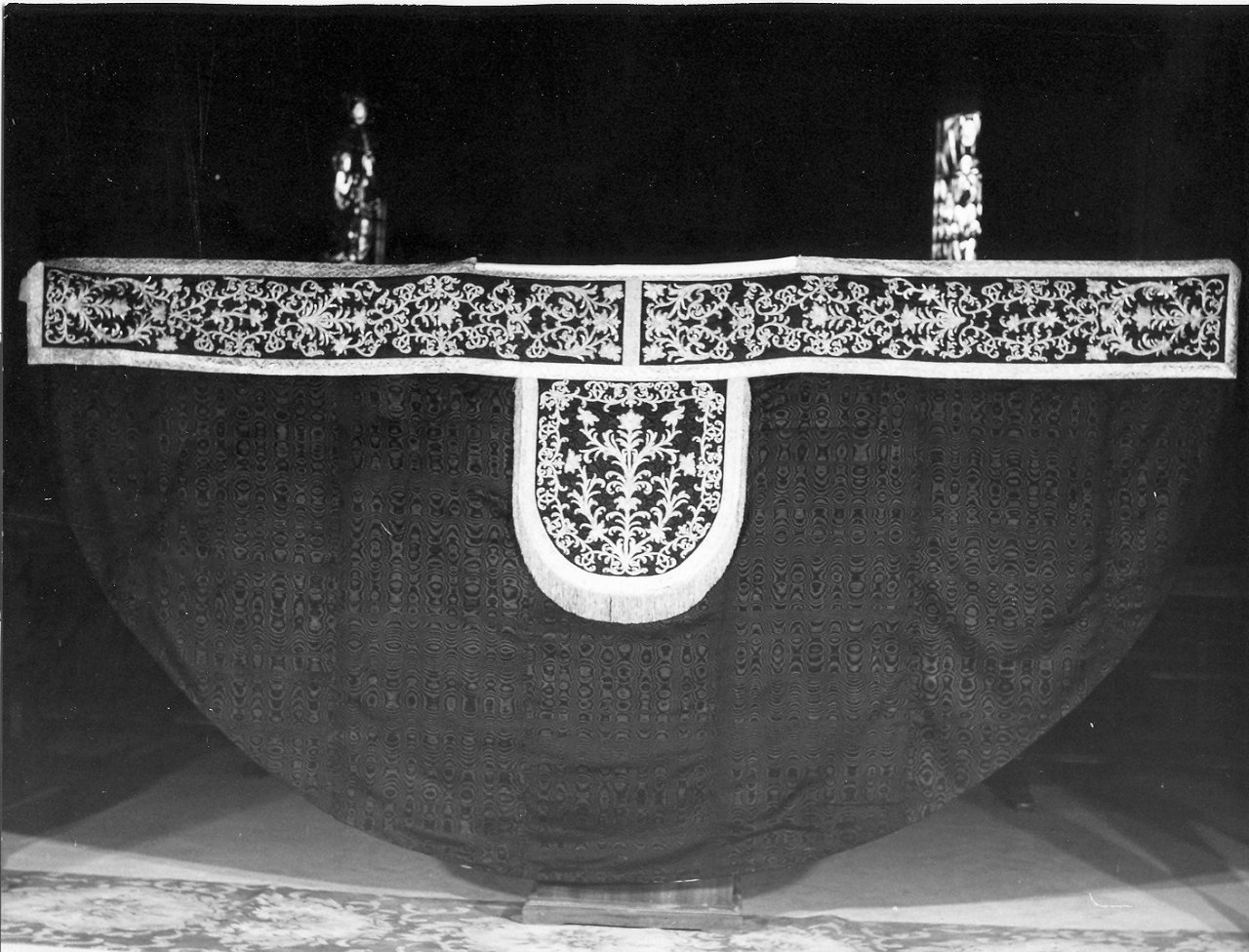 piviale, opera isolata - manifattura Italia centrale (sec. XVIII)