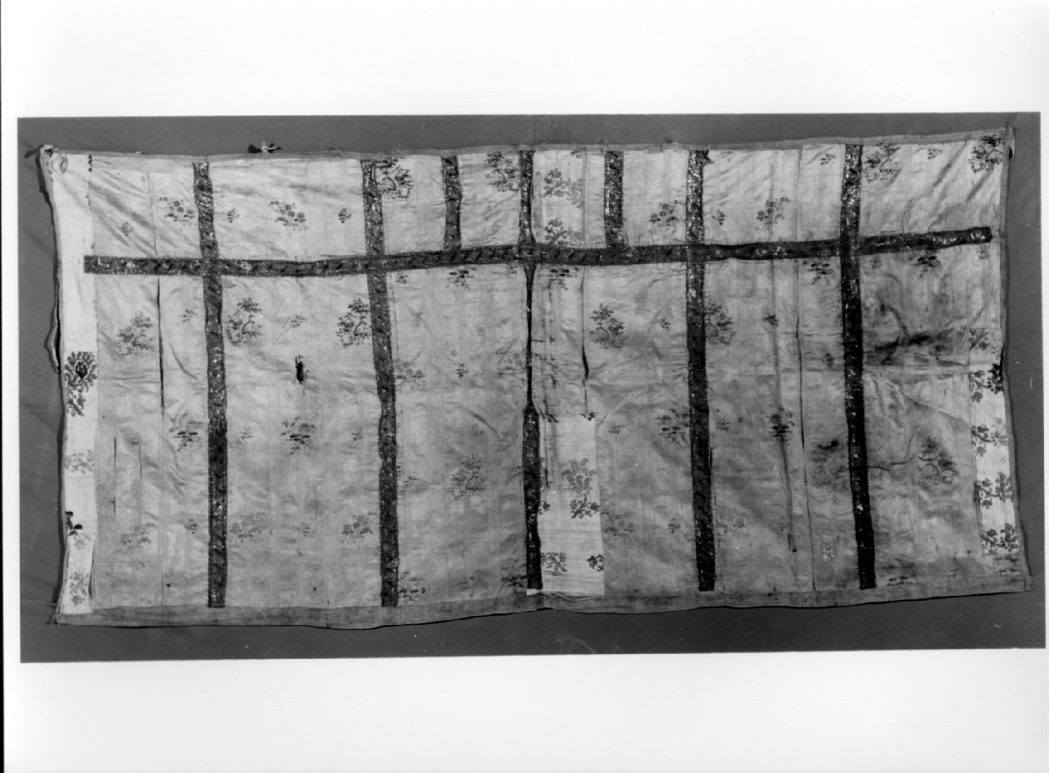 paliotto, opera isolata - manifattura italiana, manifattura francese (ultimo quarto sec. XVIII)