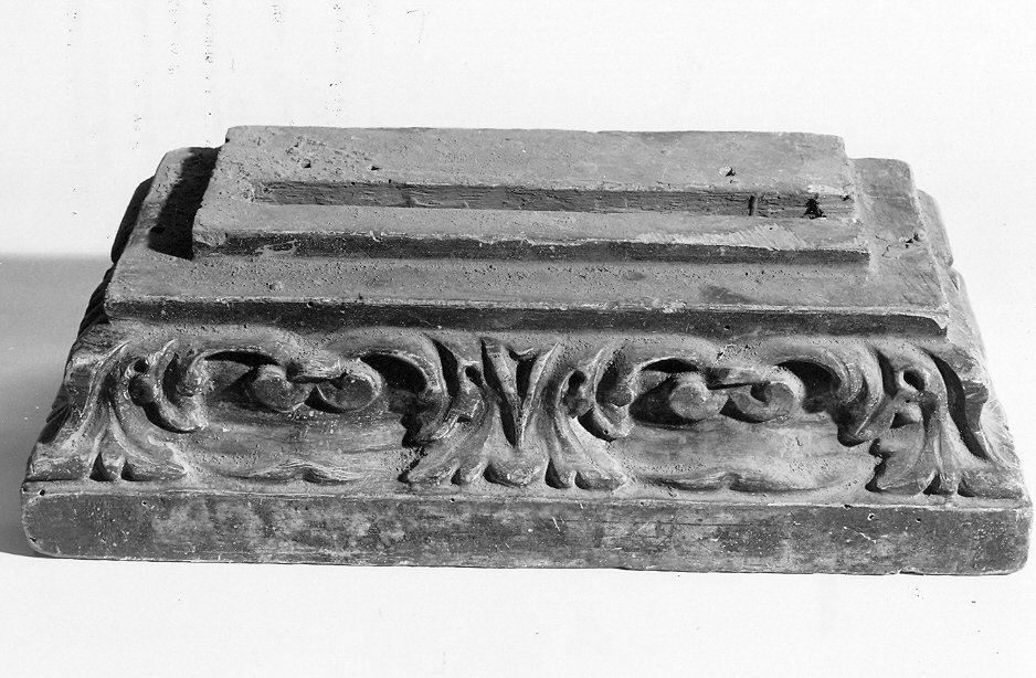 base, opera isolata - bottega umbra (sec. XVIII)