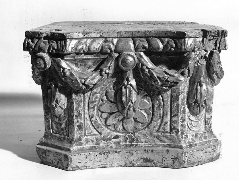 base, opera isolata - bottega umbra (sec. XVIII)