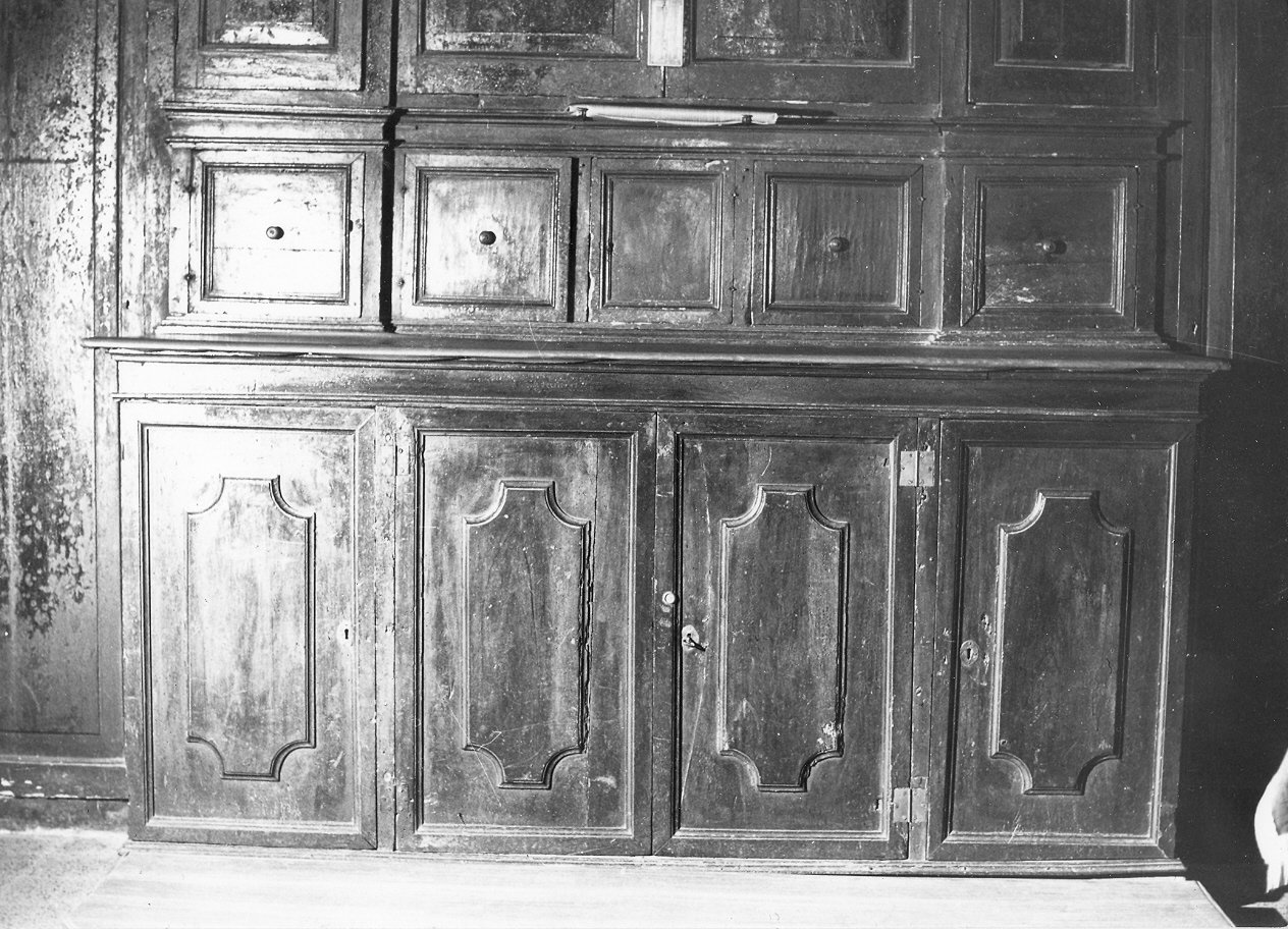 mobile da sacrestia con alzata, insieme - bottega Italia centrale (sec. XVII)