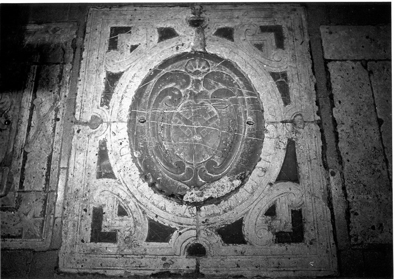 lapide tombale, opera isolata - bottega umbra (secc. XVI/ XVII)