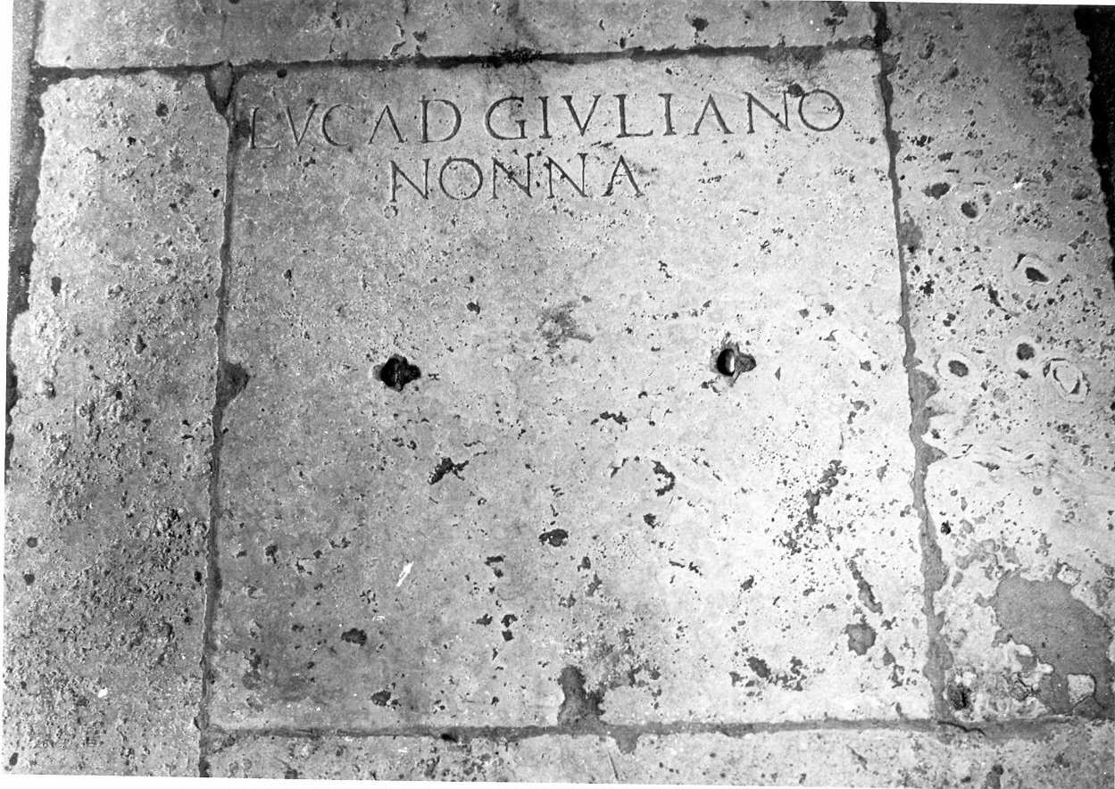 lapide tombale, opera isolata - bottega umbra (secc. XVI/ XVII)