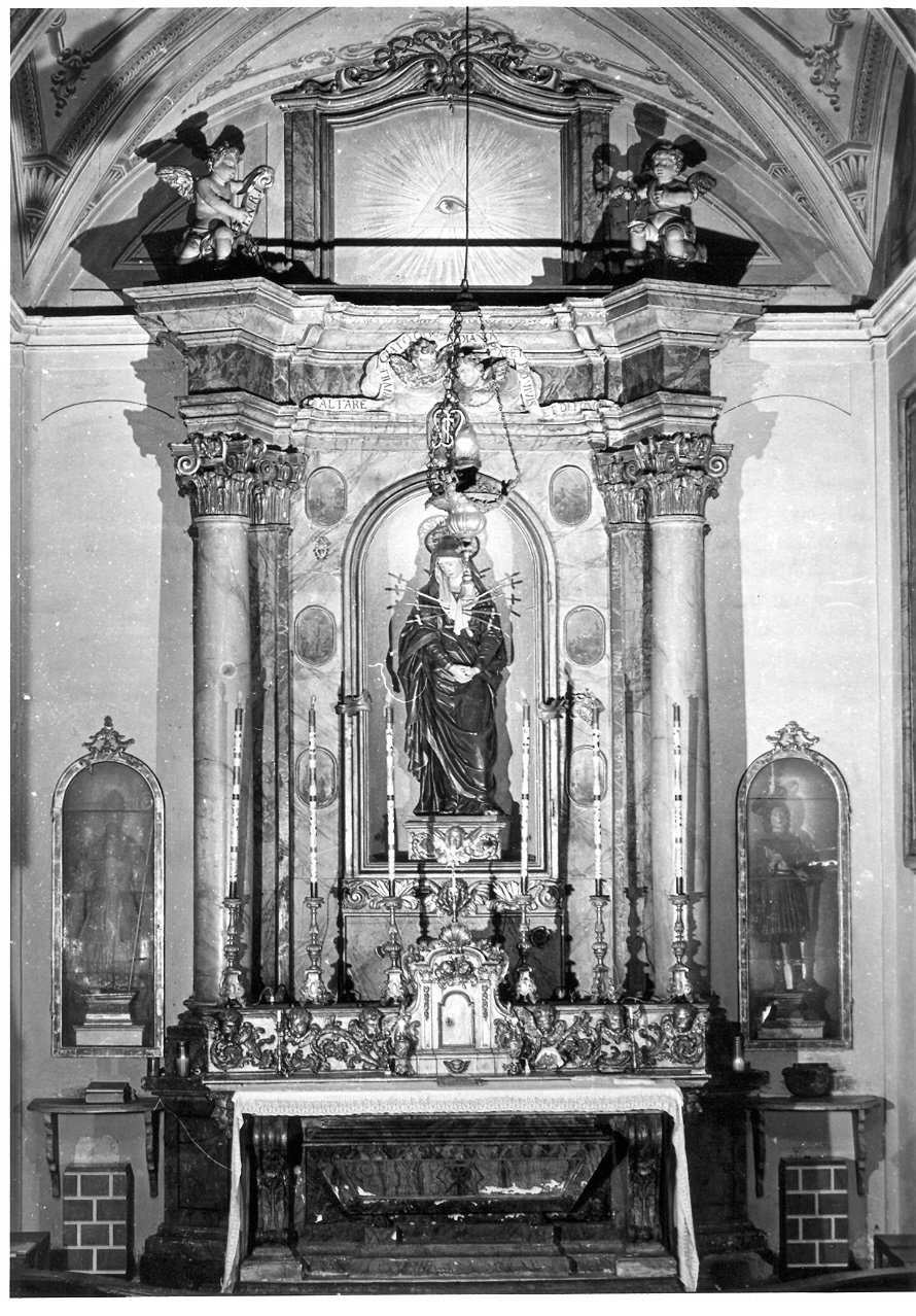 altare - a edicola, insieme di Martelli Valentino (attribuito) (fine/inizio secc. XVI/ XVII)