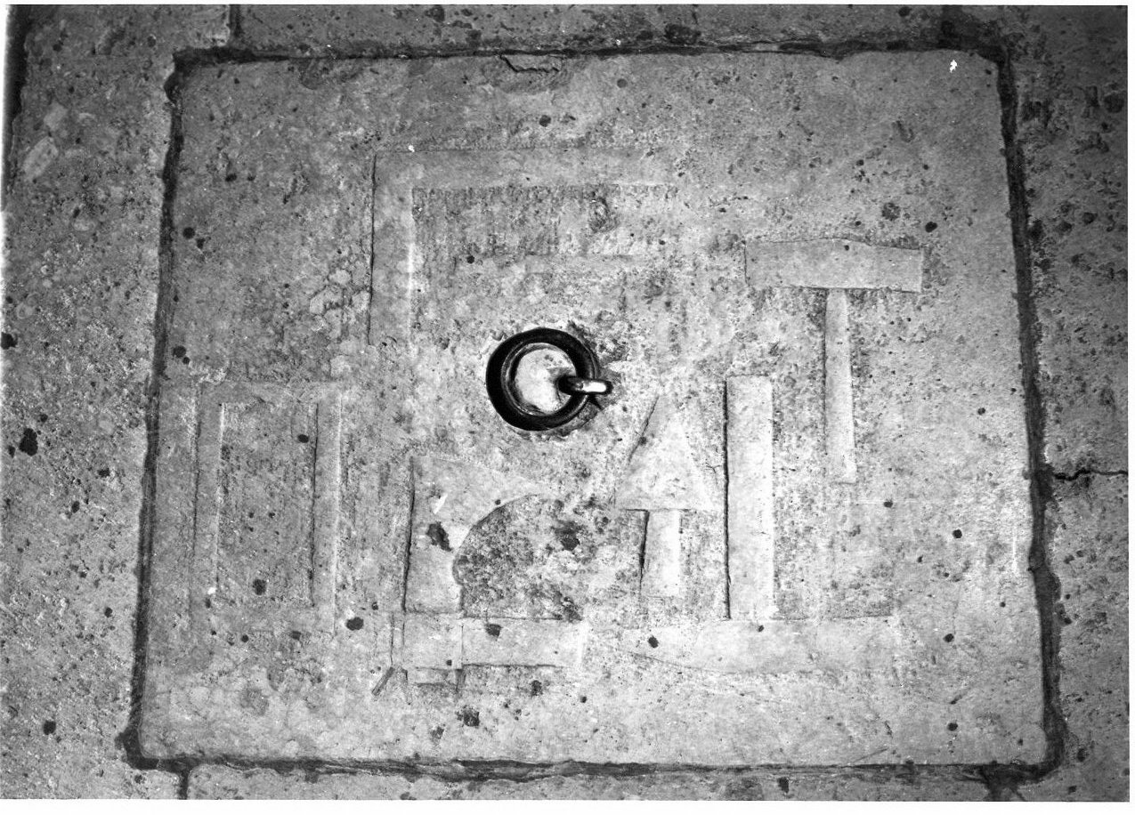 lapide tombale, opera isolata - bottega umbra (secc. XVI/ XVII)