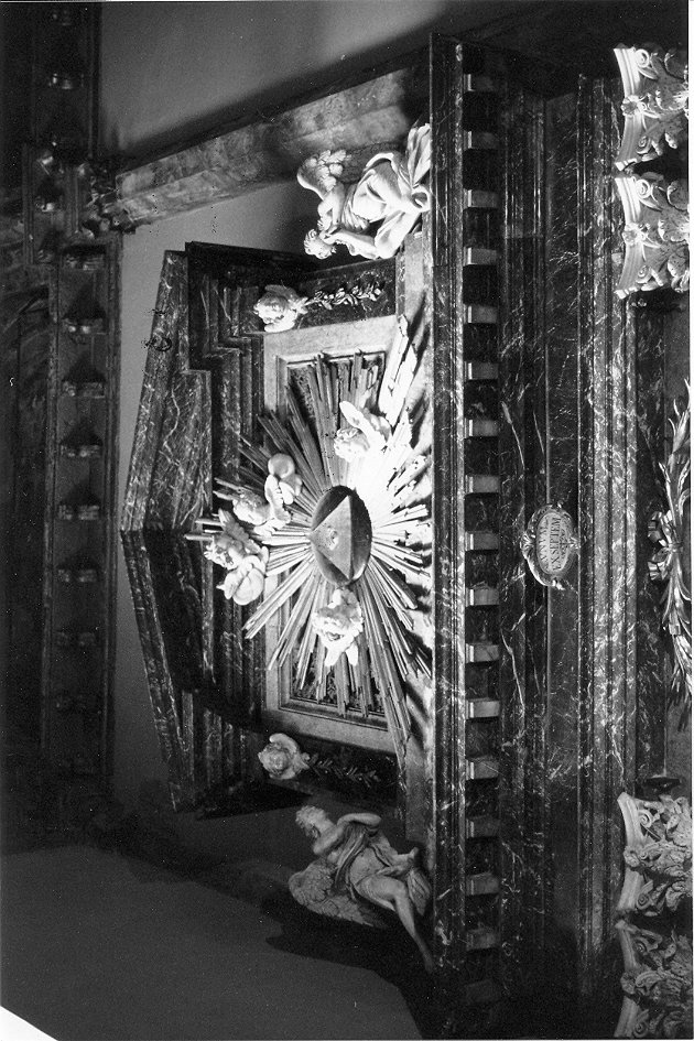 fastigio d'altare, elemento d'insieme di Elisi Innocenzo da Sant'Ippolito (attribuito), Cerrini Giovanni Domenico detto Cavaliere Perugino (attribuito) (sec. XVIII)