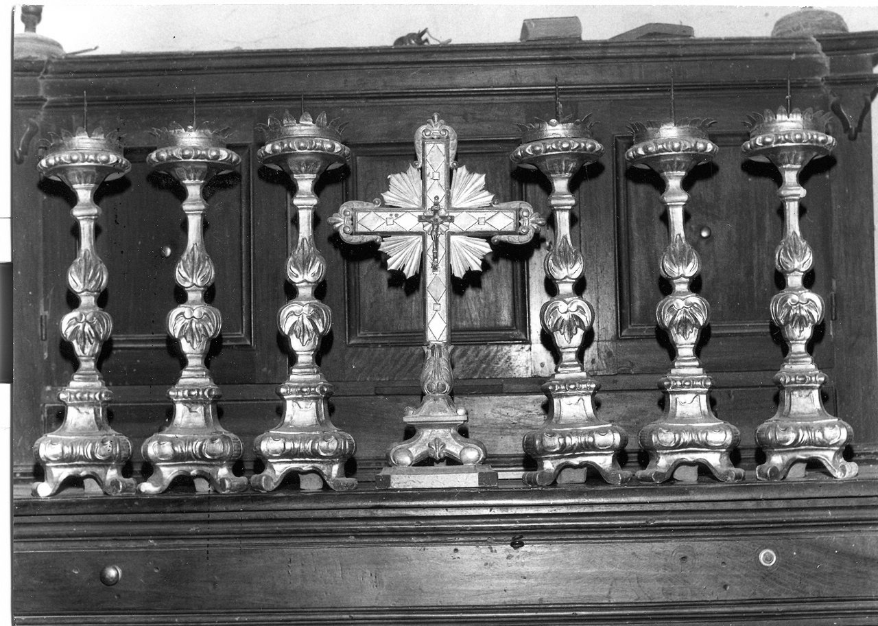 candeliere d'altare, serie - bottega Italia centrale (sec. XVIII)