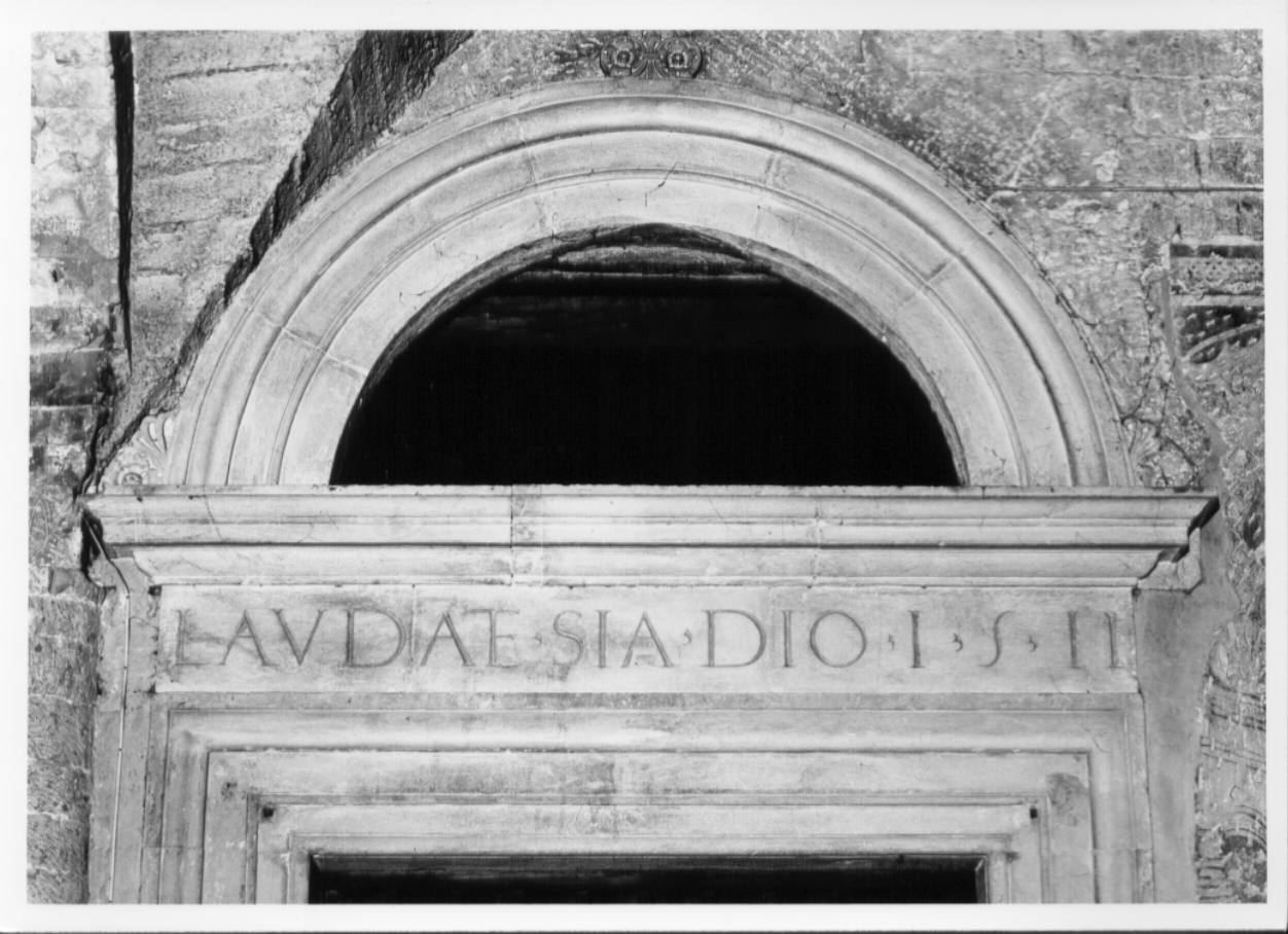 portale architravato, opera isolata - bottega Italia centrale (sec. XVI)