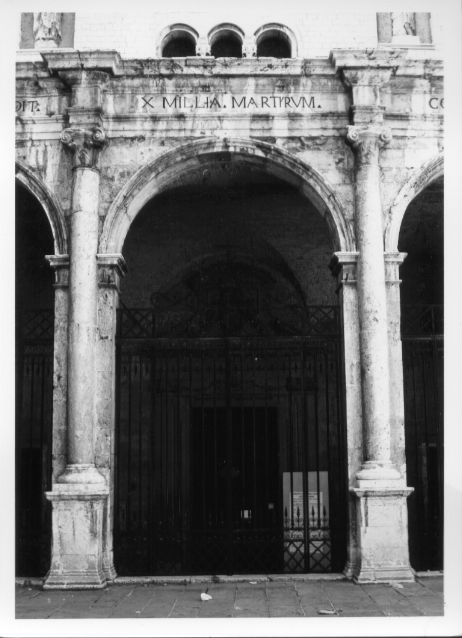 mostra di portale, elemento d'insieme di Bernardino da Milano (attribuito), Brunotto di Antonio da Spoleto (attribuito) (sec. XVI)