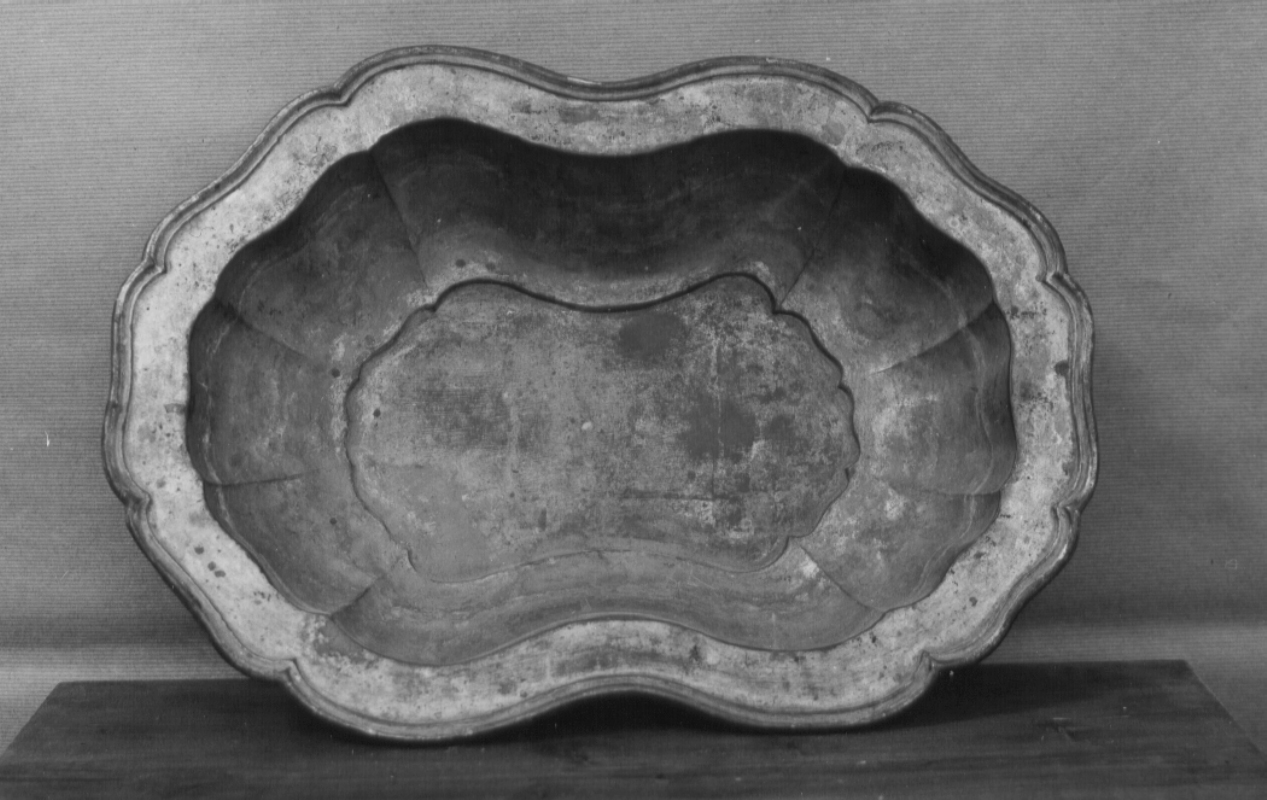 bacile, elemento d'insieme - bottega umbra (metà sec. XVIII)