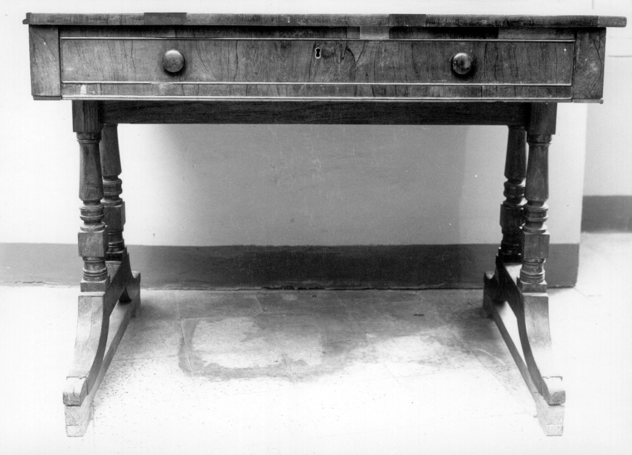 scrivania, opera isolata - bottega Italia centrale (prima metà sec. XX)