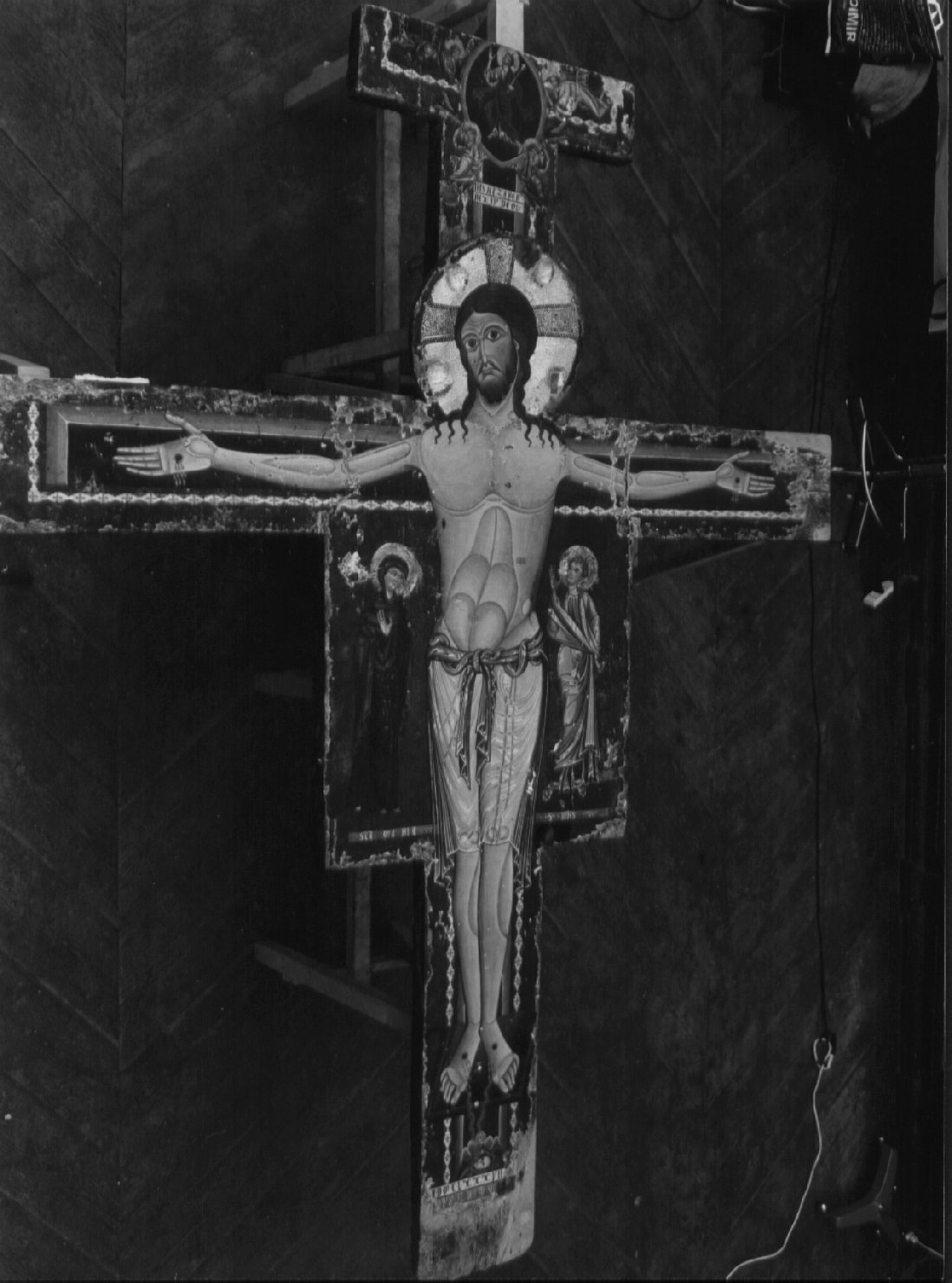 Cristo crocifisso, la Madonna, San Giovanni Evangelista, Ascensione di Cristo (croce dipinta, opera isolata) di Sozio Alberto (attribuito) (sec. XII)