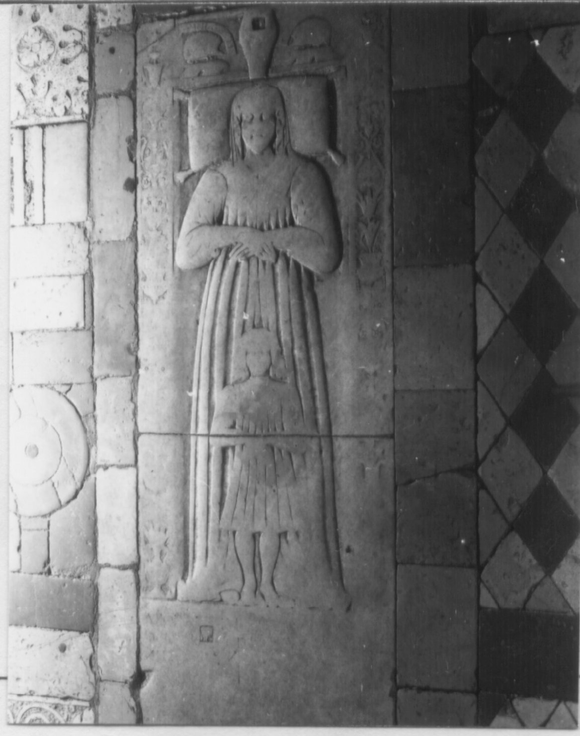 figura femminile con bambina (lastra tombale, opera isolata) - bottega Italia centrale (sec. XV)