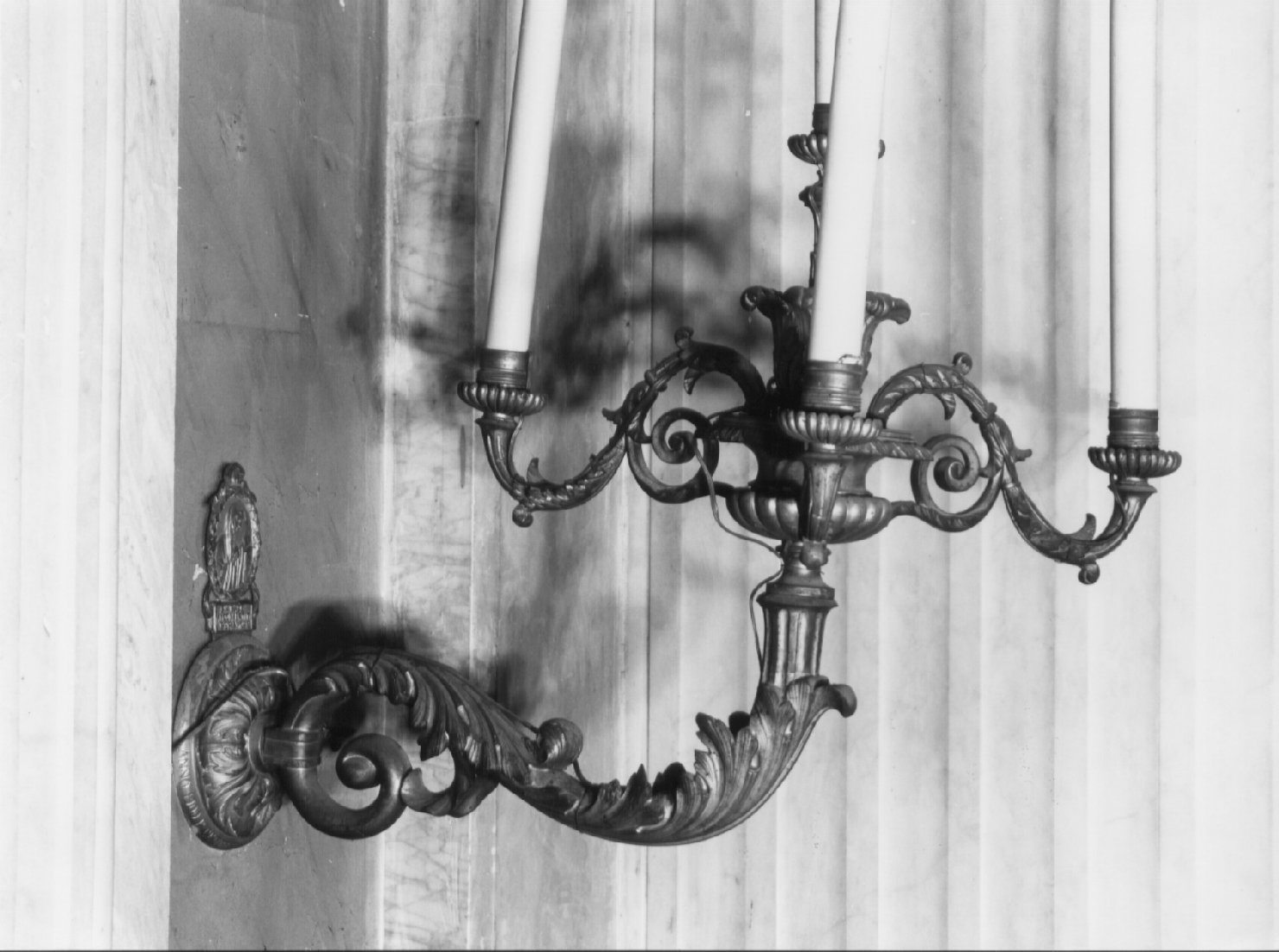 candeliere da parete, coppia - bottega Italia centrale (sec. XX)