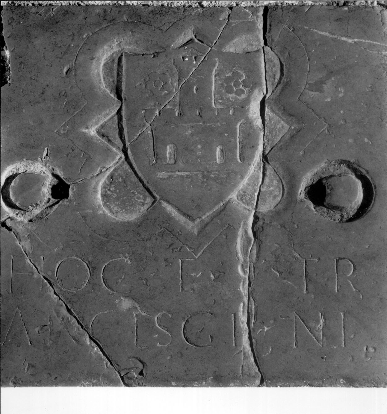 stemma (lapide tombale, opera isolata) - bottega Italia centrale (fine/inizio secc. XVII/ XVIII)