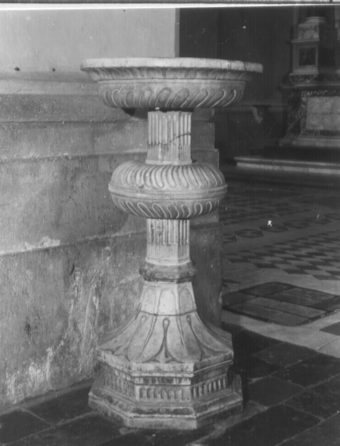 acquasantiera, opera isolata di Piernicola di Melchiorre (attribuito) (seconda metà sec. XV)