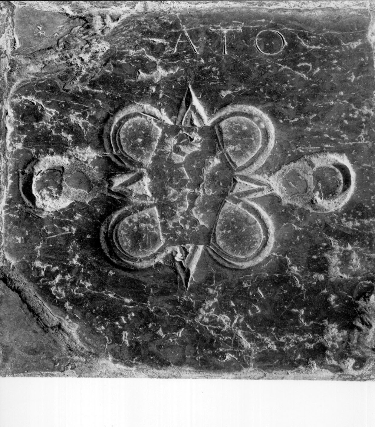 lastra tombale, opera isolata - bottega umbra (fine/inizio secc. XVI/ XVII)