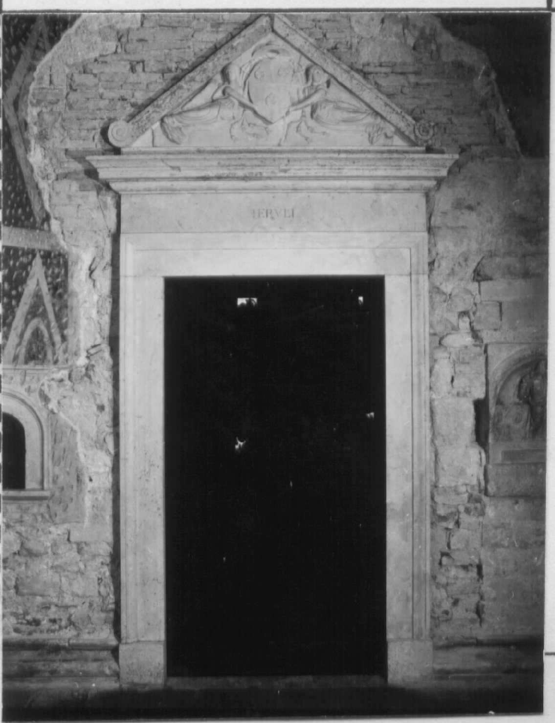 angelo reggistemma (scultura, elemento d'insieme) di Urbano da Cortona (cerchia) (sec. XV)