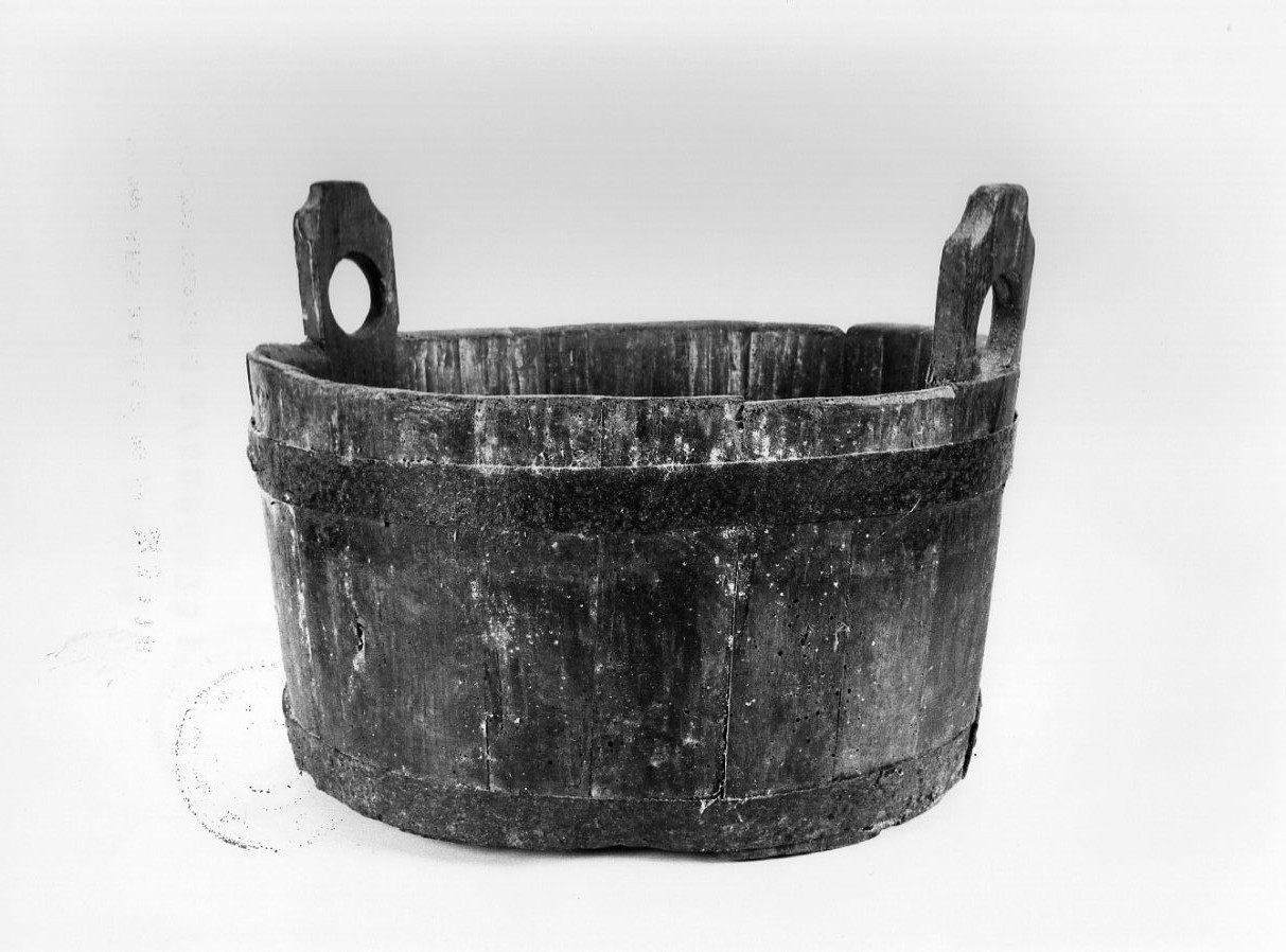 bacile, opera isolata - bottega umbra (sec. XX)